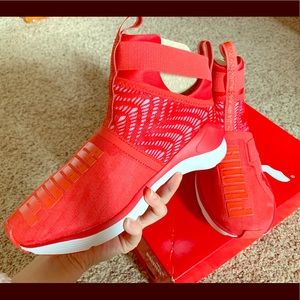 PUMA Womens Fierce Strap Flocking Sneaker